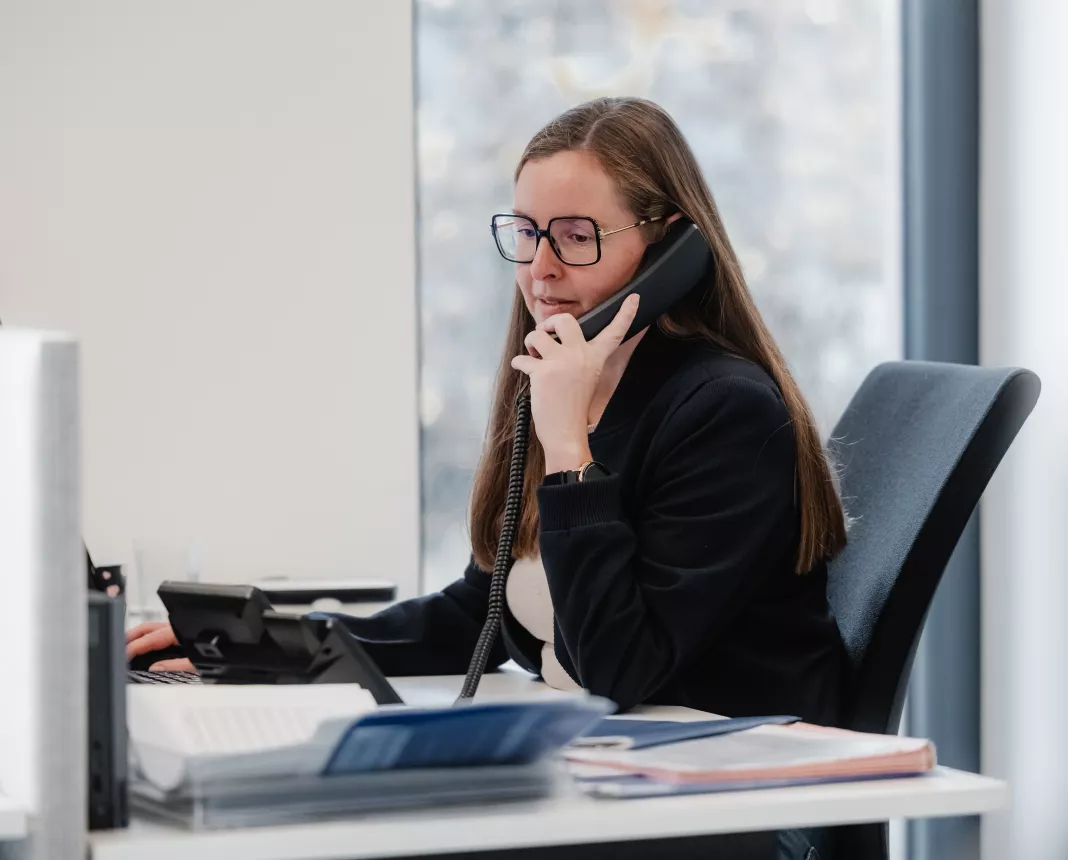 Telefonerende medewerkster