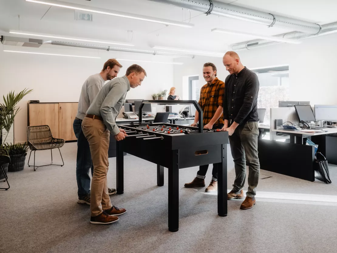 Medewerkers spelen kicker