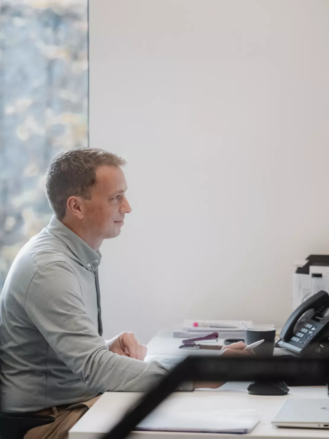 Medewerker achter PC2
