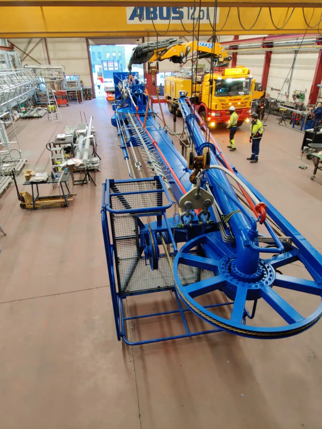 Blauwe laadarm in werkplaats